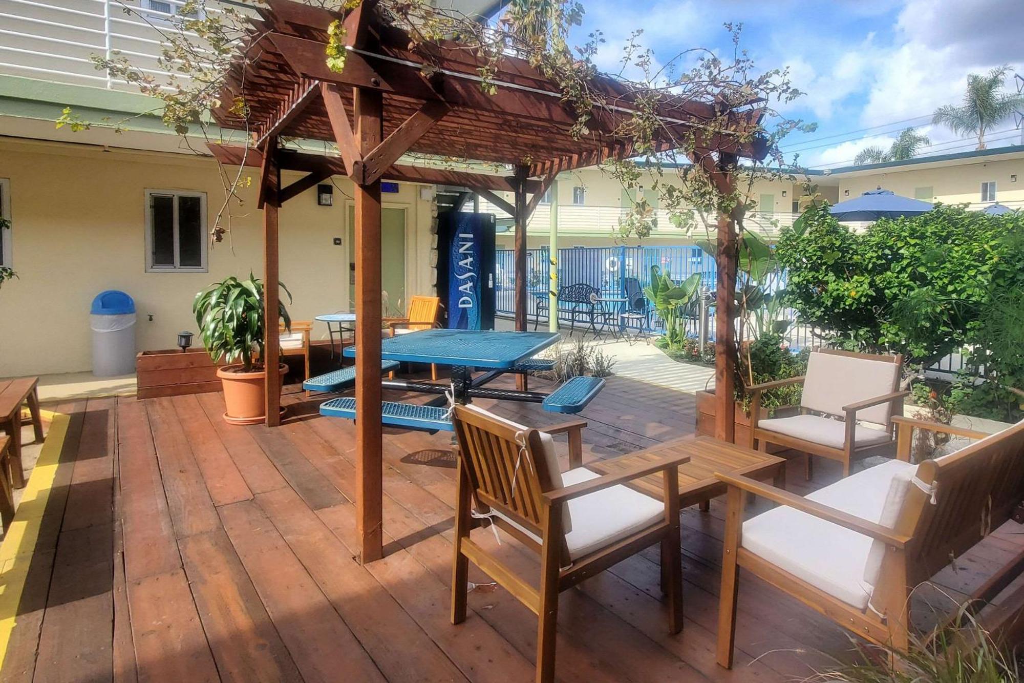 Quality Inn & Suites Anaheim At The Park Экстерьер фото