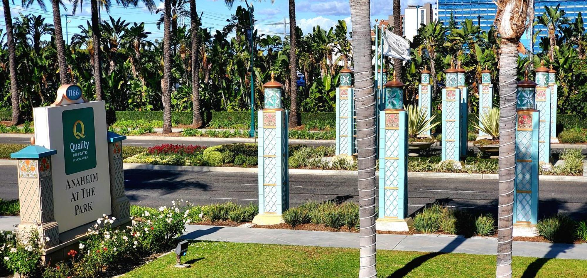 Quality Inn & Suites Anaheim At The Park Экстерьер фото